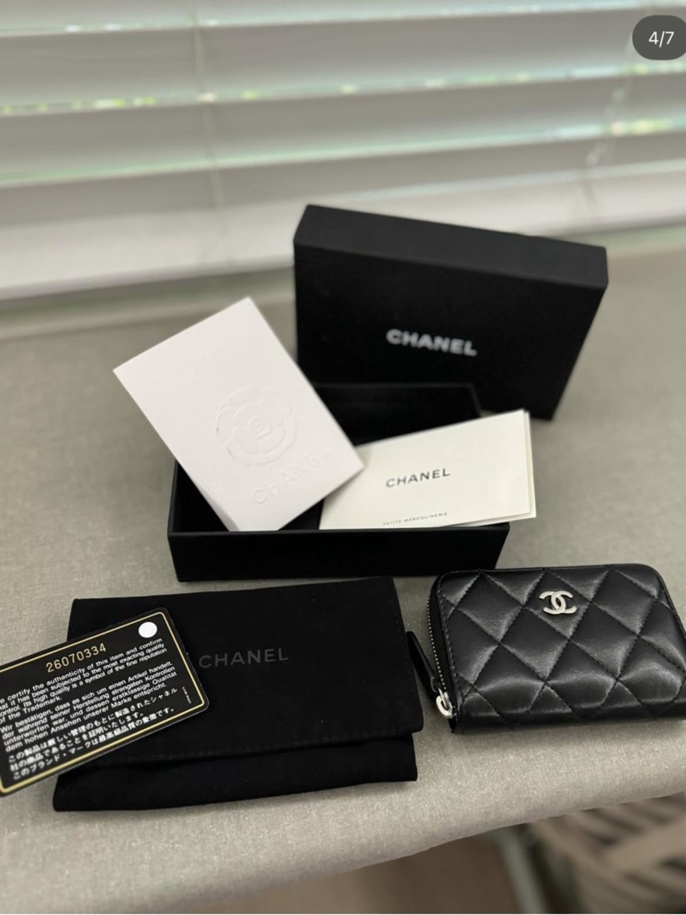 C H A N E L  zipped card holder in lambskin in Silver Hardware - Picture 3 of 7